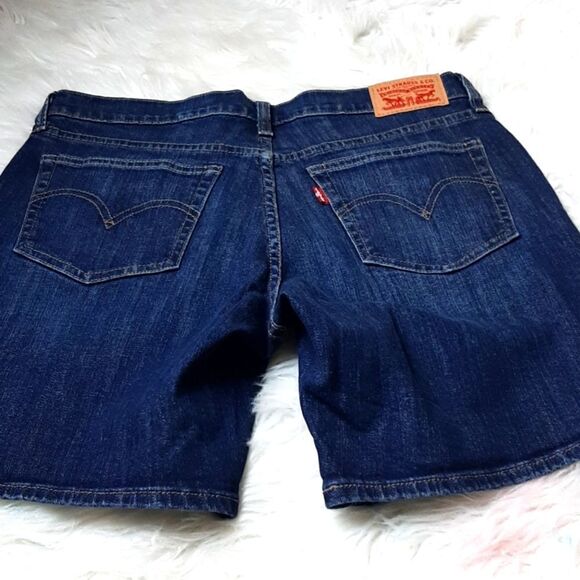 Womans Levi Shorts  27Wx17  L - Picture 2 of 5
